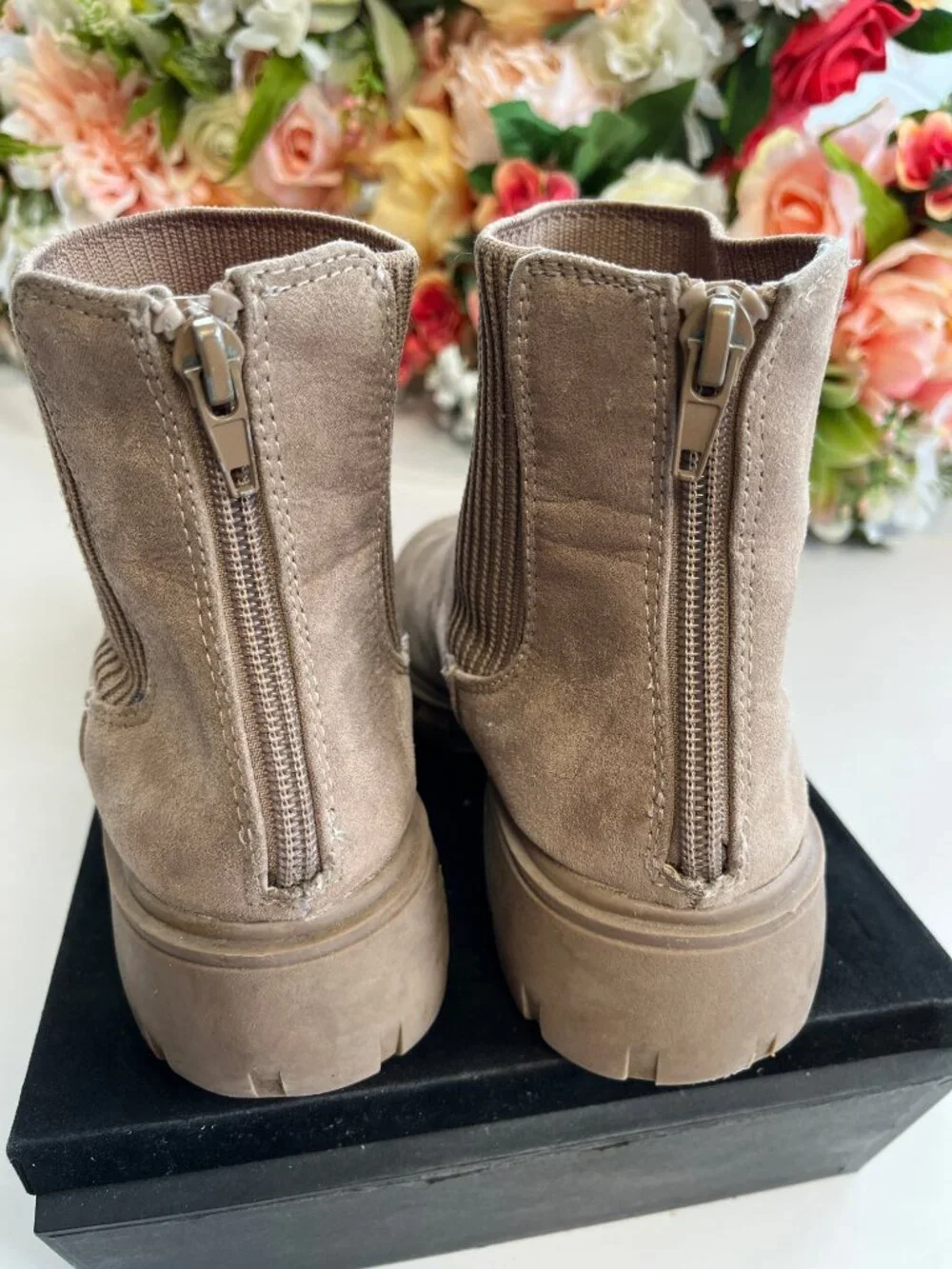 Steve Madden JHutch Taupe Lug Sole Chelsea Boots Girls Size 1